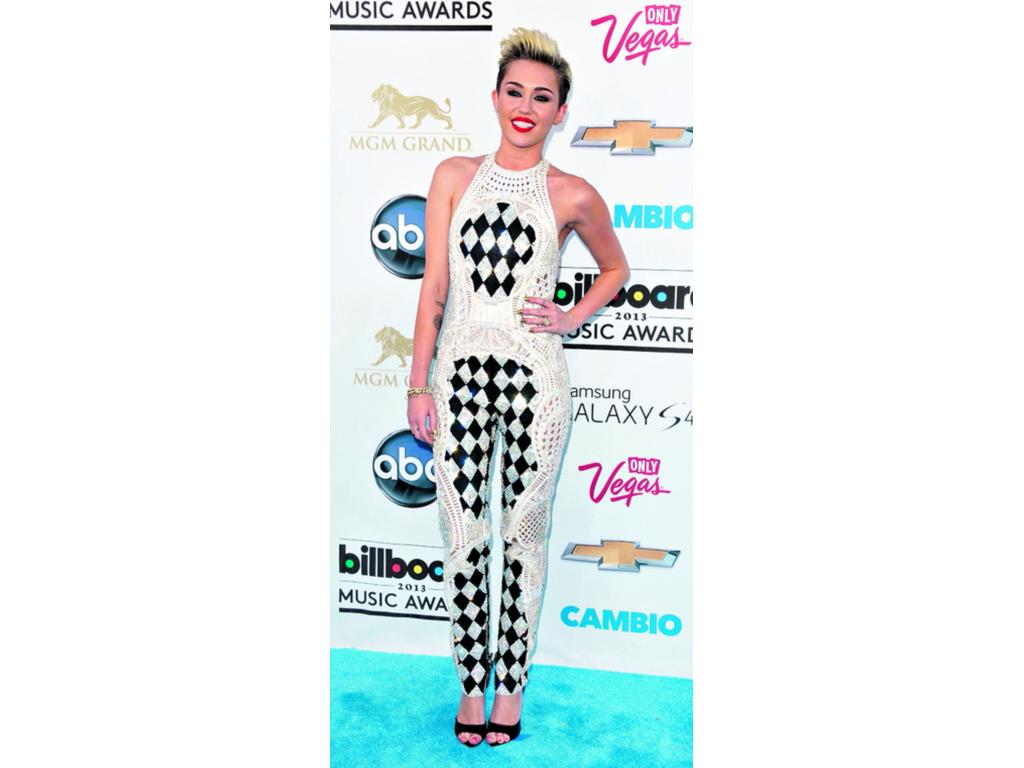 Ya no hay más sorpresas sobre la pasarela. La diva del Bronx llegó a los premios Billboard 2013 con un vestido en escote V, muy sensual, de la prestigiosa firma Zuhair Murad. El diseño apostó por las transparencias y los diversos detalles en color dor