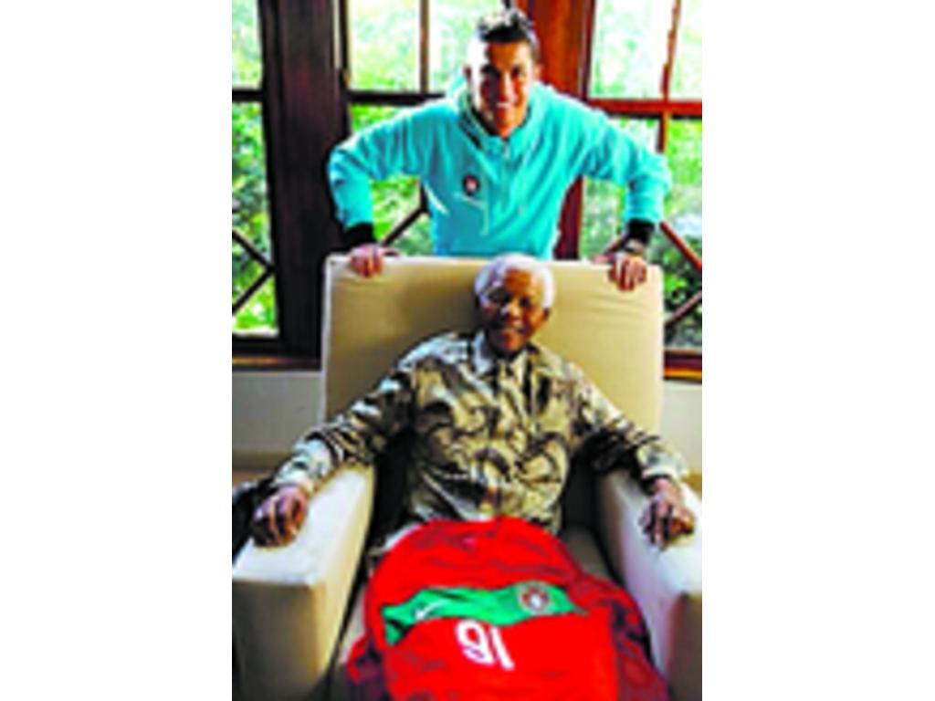 CR-7 junto a Nelson Mandela.(Tomada de Twitter)