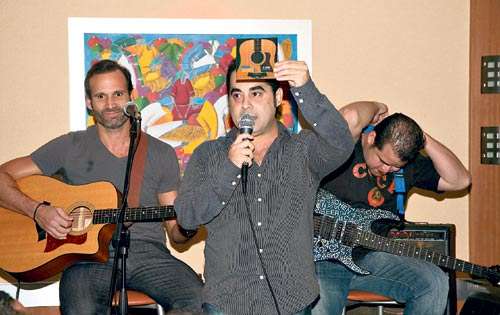 <p>Promoción. Durante las presentaciones acústicas.</p>