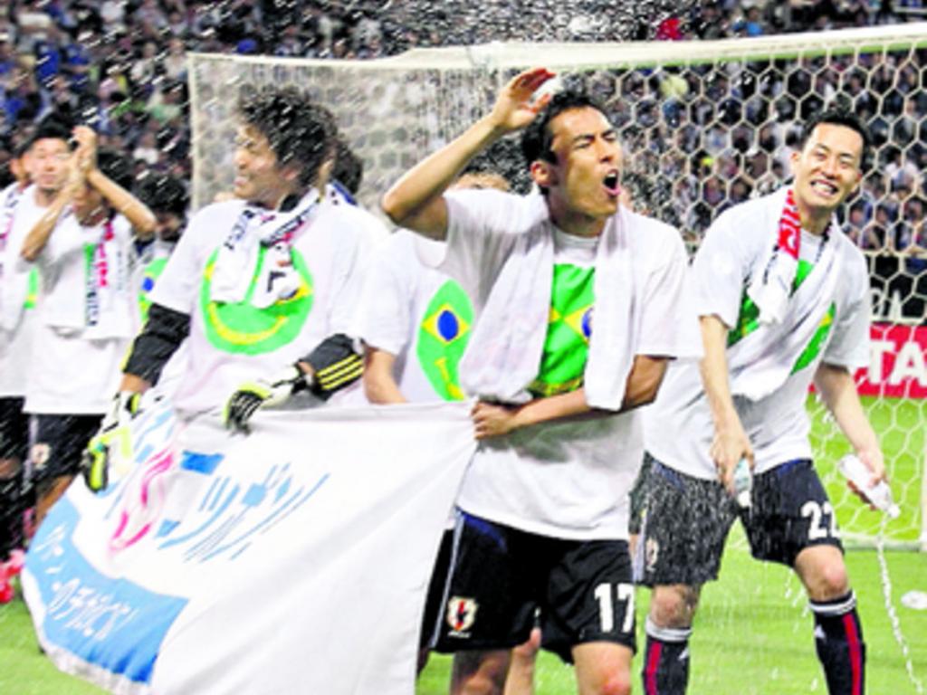 El entrenador de la selección japonesa de fútbol, Alberto Zaccheroni (c), celebra junto a los jugadores el pasaporte obtenido para la cita mundialista de Brasil 2014.(Foto: AP )