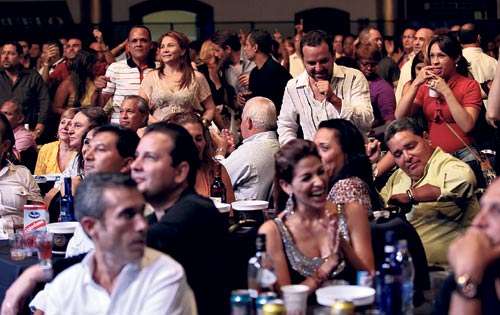 <p>Con el pasar de las horas, el público fue improvisando pistas de baile.</p>