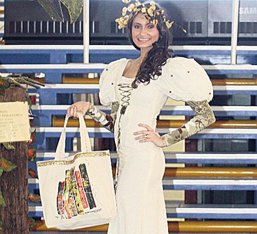 <p>Muestra. Mostró los bolsos durante la pasarela que Jurandir de Oliveira realizó en Albrook Mall. </p>