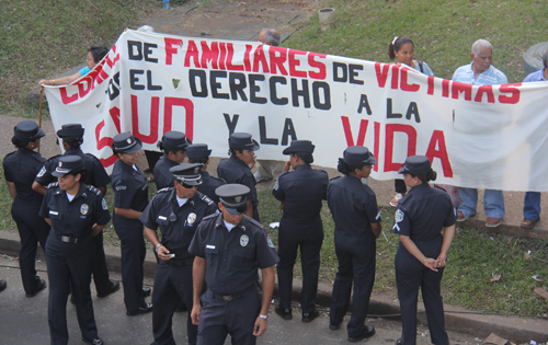 Unidades policiales evitan que los manifestantes cierren la vía Transístmica. foto/Jorge Silot