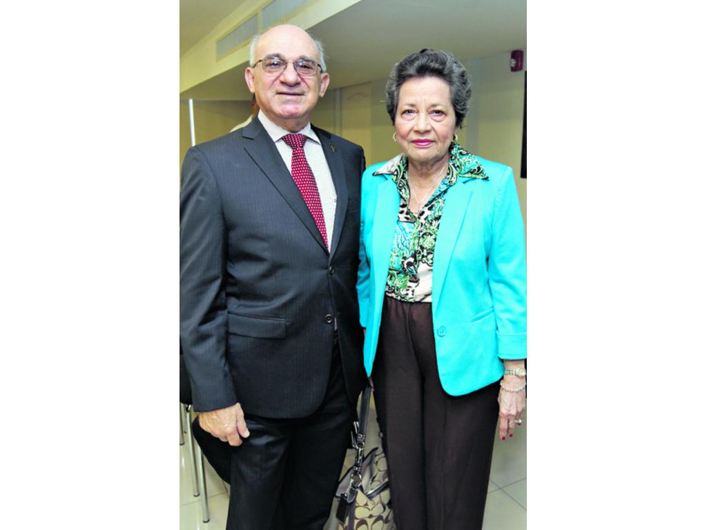 8. Rolando González y Ruth de González.