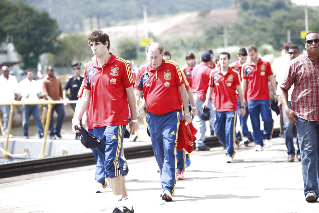 Jugadores españoles mientra realizaban el recorrido por el Canal de Panamá. Foto: Anayansi Gamez.<br>