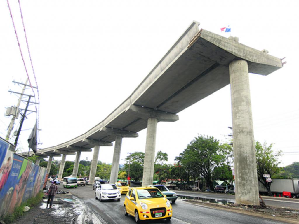 Al final del viaducto los obreros colocaron la bandera nacional.(Carlos Lemos)