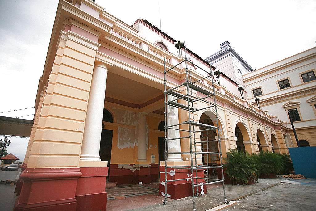 Humedad. Provoca el deterioro de la pintura del teatro.(Archivo)