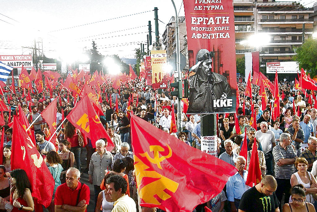 Inquietud. Seguidores del Partido Comunista Griego.(EFE)
