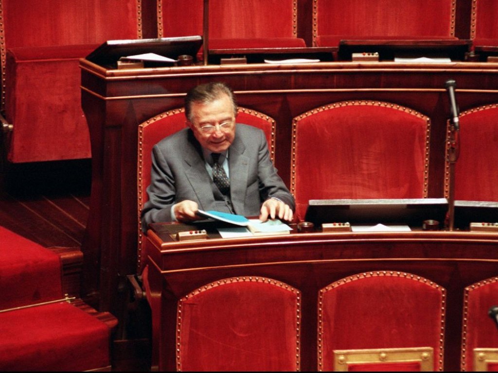 El senador Giulio Andreotti se sienta solo en una banca del Senado, en la sesión inaugural del Parlamento italiano en Roma. Nunca faltó a su trabajo en el Senado.