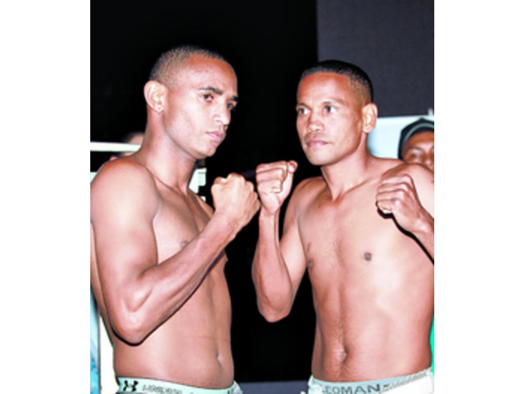 Walberto Ramos (dcha.) y Roberto Vásquez, durante el pesaje. (Anayansi Gamez)