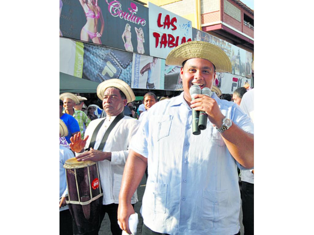No faltó el tamborito.