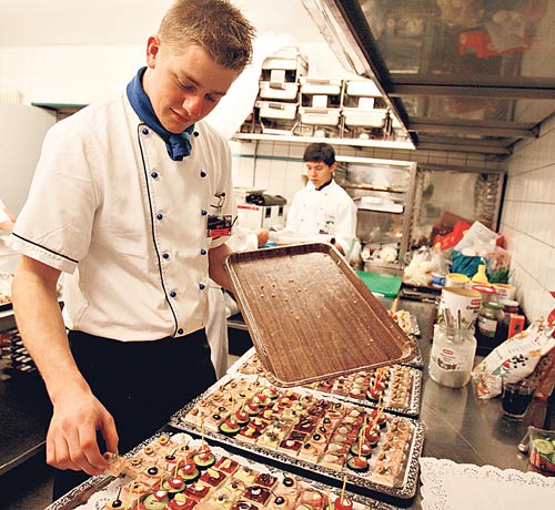<p>Actividades. Los restaurantes y hoteles producen empleos en la región latinoamericana.</p>