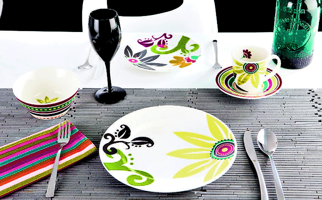 Accesorios. Las vajillas de colores invaden el comedor.()