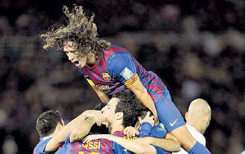 <p>Figura. Messi celebró a lo grande otro título más. </p><p>Fin. Los jugadores del Barcelona salen a celebrar tras el pitido final.</p><p>Gol. Carles Puyol salta de felicidad. </p>