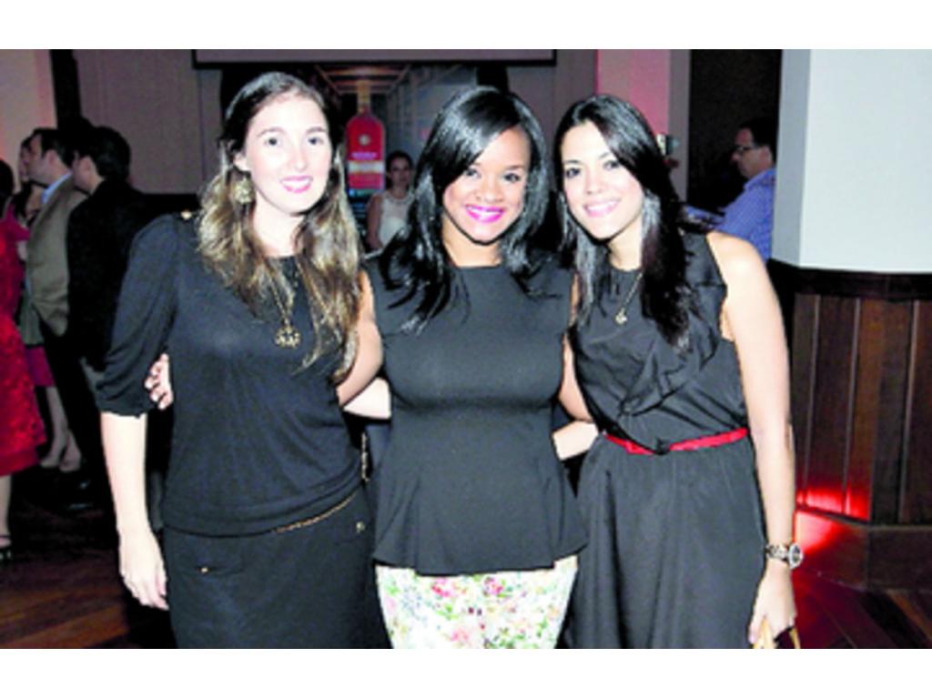 4. Nicole Vicuña, Marilyn Hines y Giselle Fernández.
