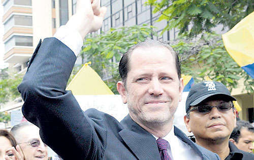 <p>Empresarios. Director del diario ecuatoriano El Universo, Carlos Pérez.</p>