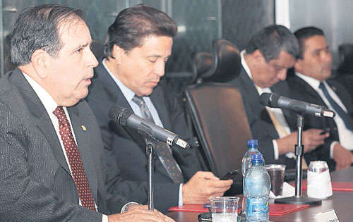 <p>Grupo. Las reuniones se mantienen en el Salón Azul.</p>
