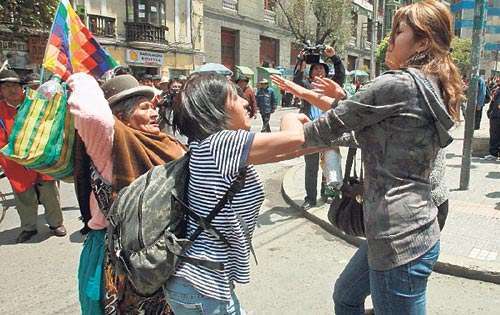<p>Enfrentados. La situación divide a los grupos sociales.</p>