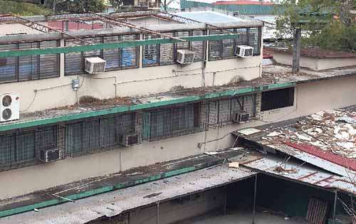 <p>Daños. El techo fue removido sin cubrir los aires acondicionados del colegio.</p>