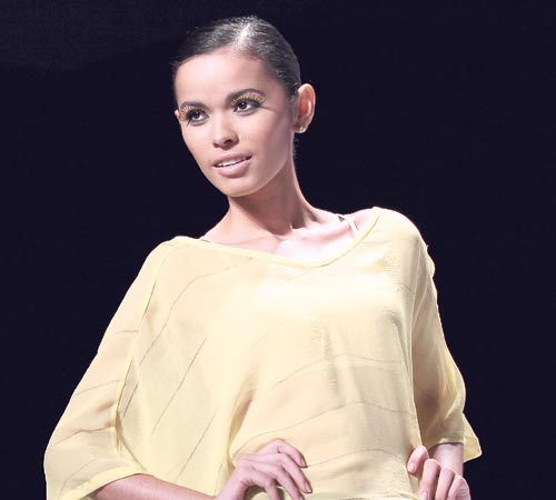 <p>Camisas. Eskenazi captó la atención con esta camisa muy transparente de mangas anchas que combinó con este short de seda.</p>