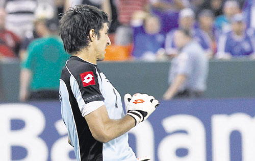 <p>Héroe. Jaime Penedo le atajó el gol al volante de El Salvador Dennis Alas.</p>
