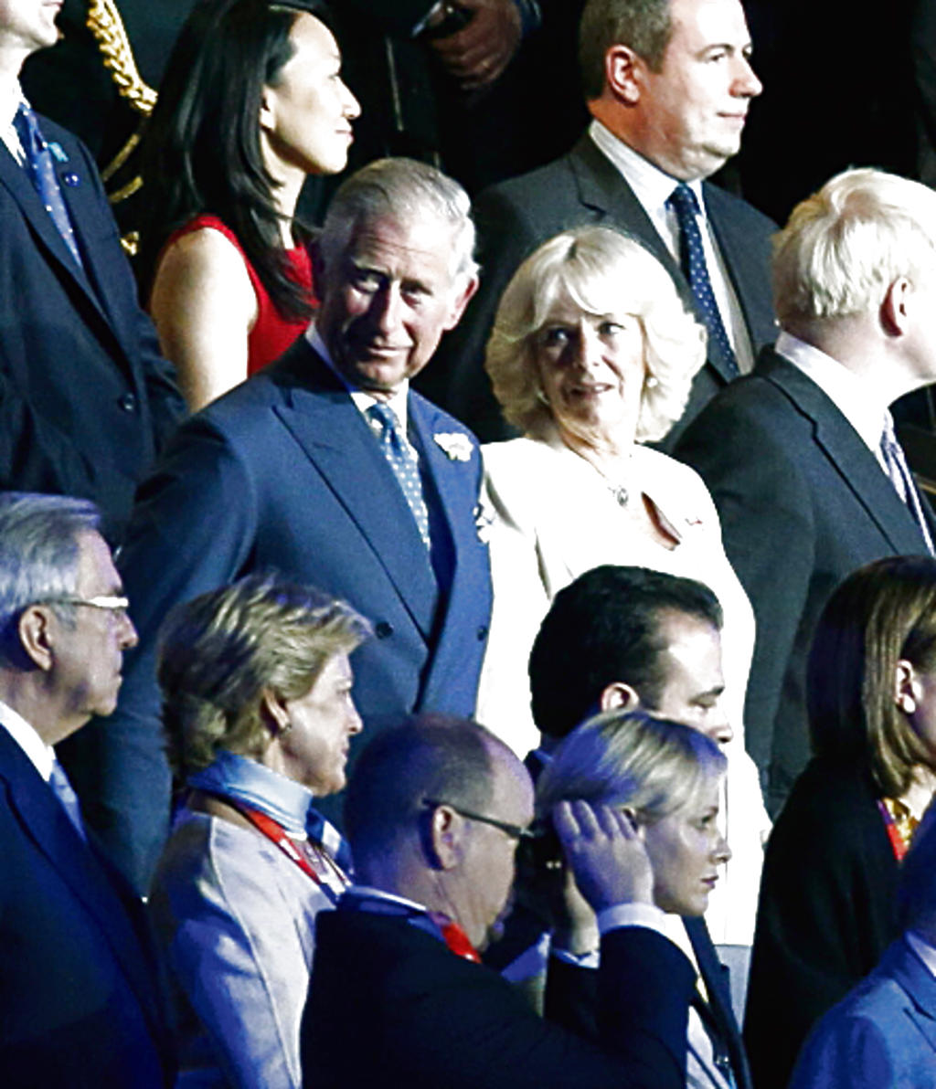 Realeza. Príncipes de Gales disfrutan de la ceremonia inaugural de los juegos. ()
