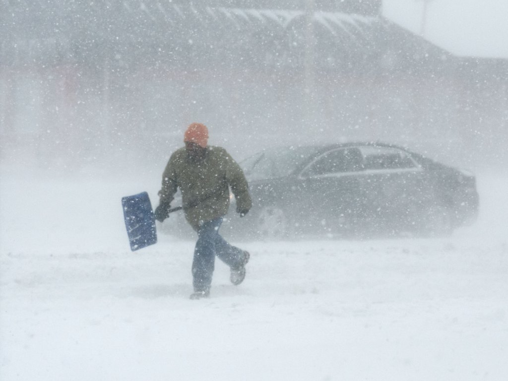Hombre con pala en Champaign, Ill., 5 de enero. Foto/The News-Gazette, Holly Hart