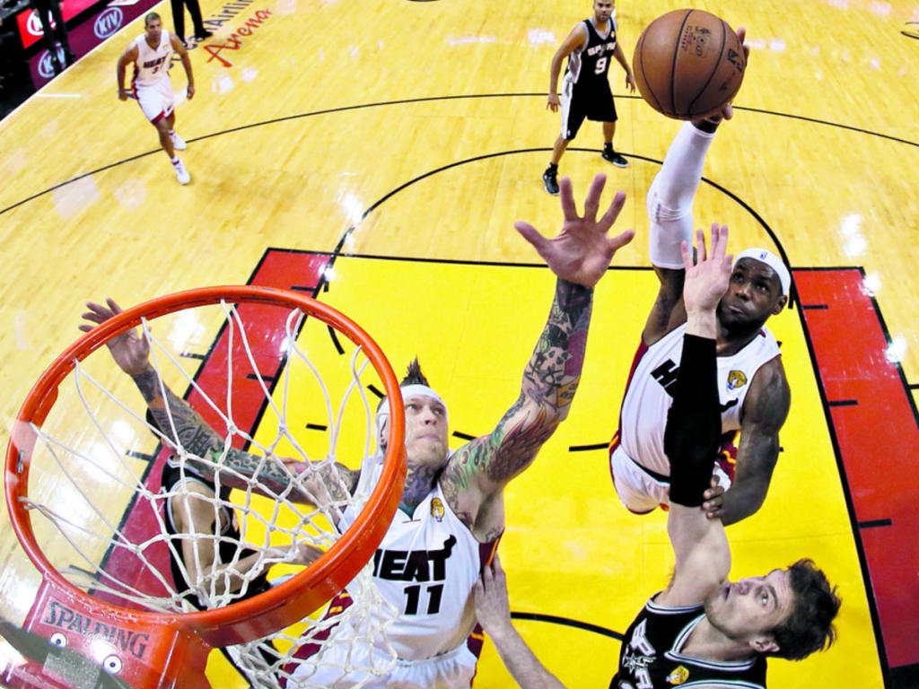 El veterano escolta Ray Allen (34) explota de alegría tras anotar el triple decisivo en el tiempo reglamentario, para forzar la prórroga entre los Heat de Miami y los Spurs de San Antonio.(EFE)