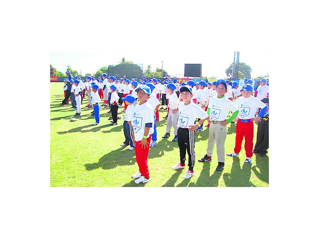Felices. Los niños realizaron ejercicios antes de competir. (José Adames Vegas)