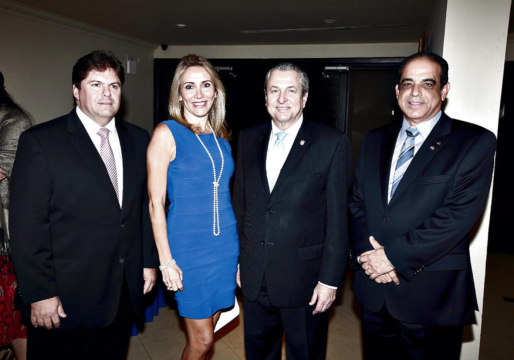 Raúl Méndez De Obarrio, presidente entrante; Patricia Tello Vallarino; Ricardo Quijano, ministro de Comercio e Industrias, y Mario Rodríguez, presidente saliente. (Noriel Gutiérrez)