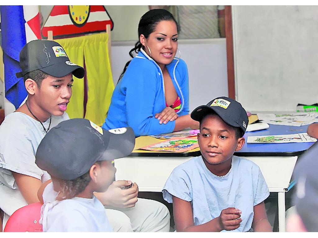 Felices. Los niños mostraban con orgullo las gorras autografiadas.(Anayansi Gamez)