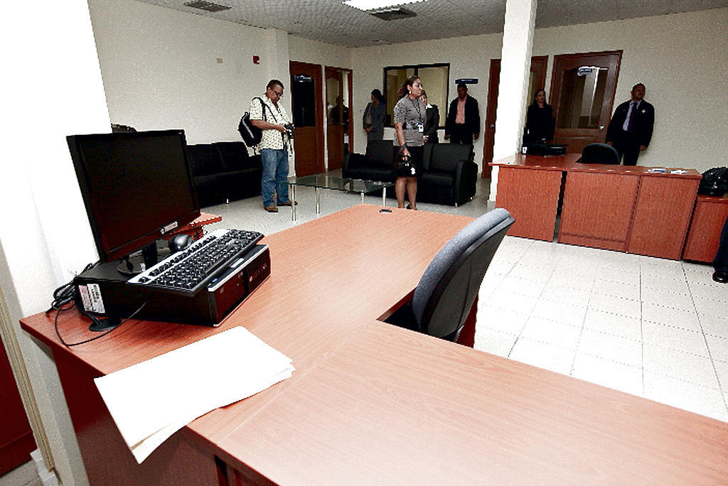 Oficinas. El mobiliario es completamente nuevo.()