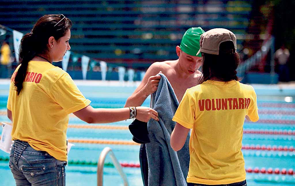 <p>Victoria. Esta nadadora saluda al público luego de su competencia.</p><p></p><p></p><p></p><p>Protegidos. El sol de la mañana estuvo inclemente.</p><p>Trabajo. Los voluntarios siempre brindan el apoyo necesario.</p>