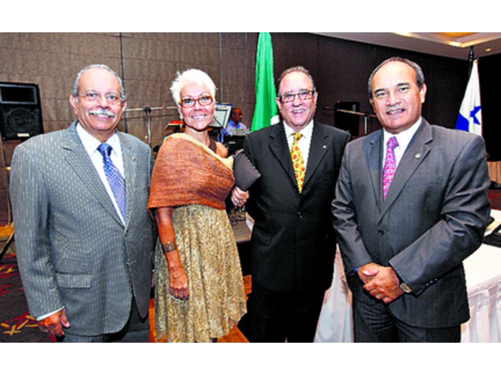 5. Enrique Pesantez, Ana de Herrero, Máximo Herrero y Fernando Cardoso.