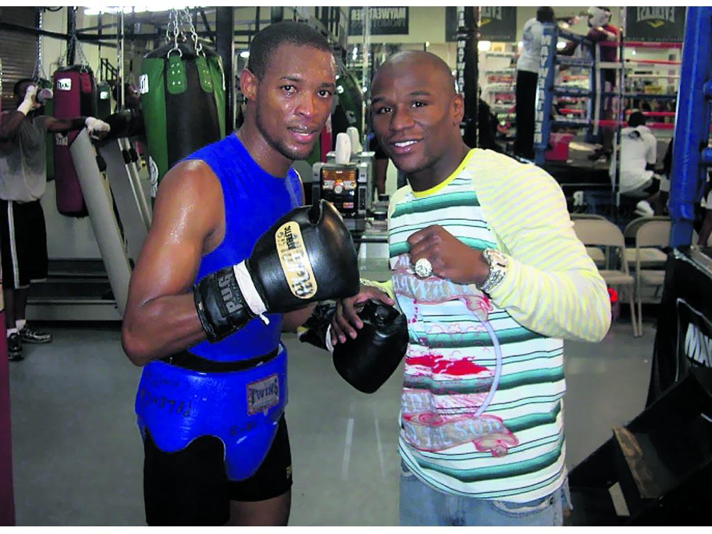 Figuras. Mayweather Jr. (dcha.) junto con Caballero. (cortesía)