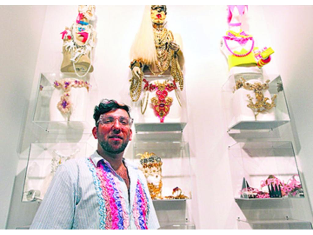 Ken Borochov posa junto a su muestra Excessories.