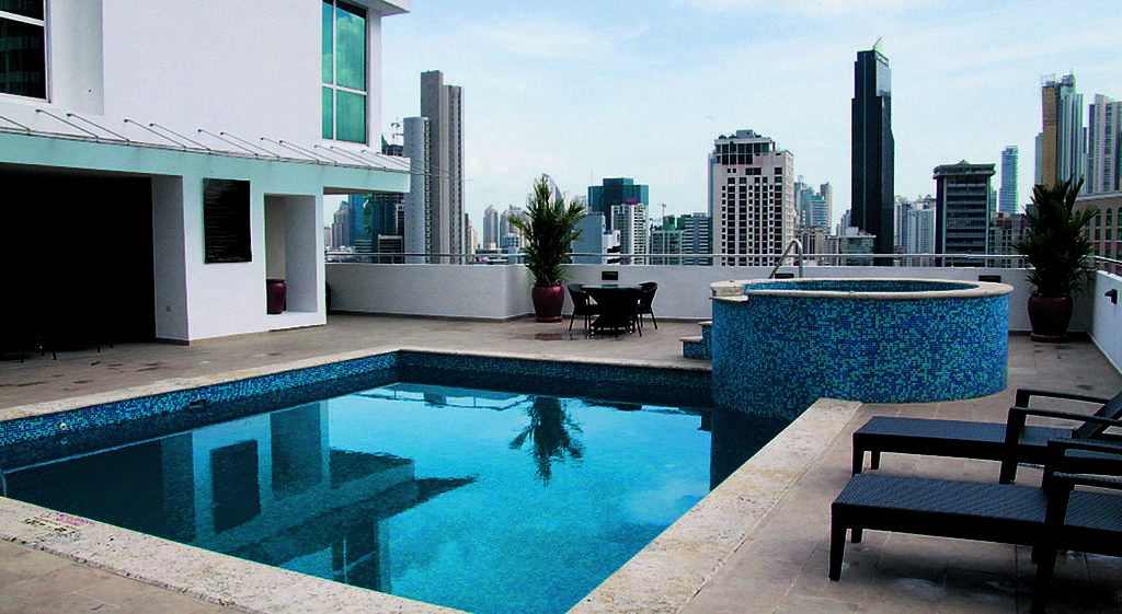 Piscina. Al aire libre y con una hermosa vista de la ciudad de Panamá.(Alcides Rodríguez.)