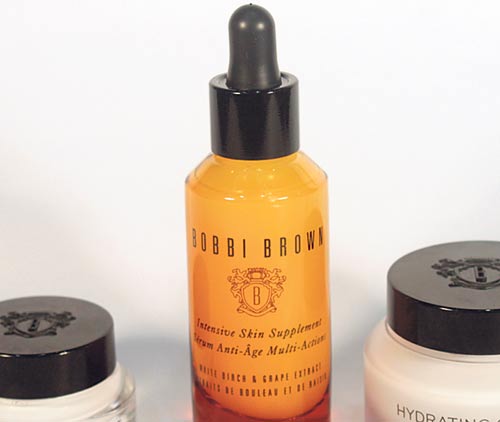 <p>Bobbi Brown lanza la Hydrating Eye Cream, para contorno de ojos; la Intensive Skin, que mejora la apariencia y la Hydrating Gel que hidrata.</p>