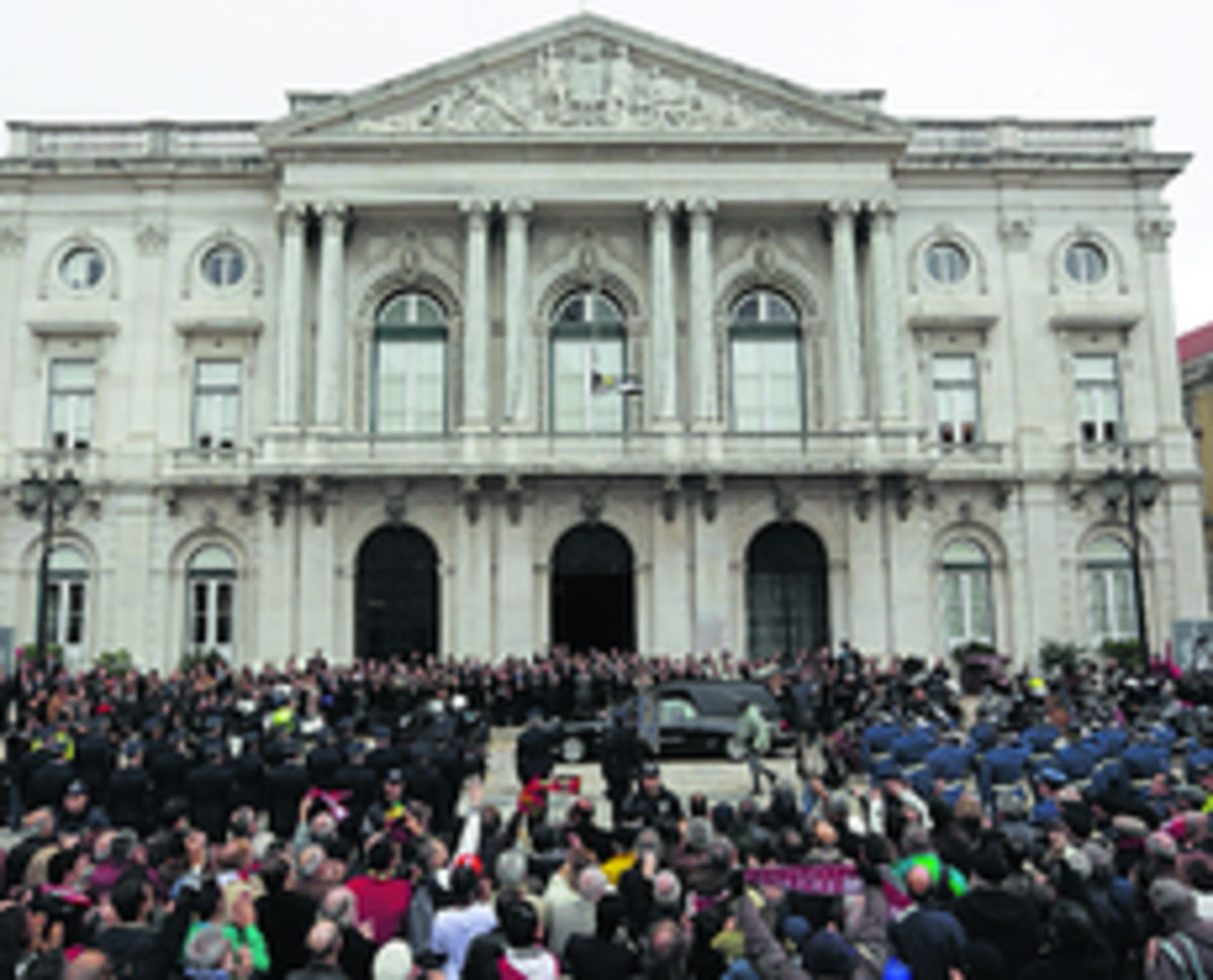 Multitud. El cortejo fúnebre recorrió las principales avenidas del centro de la ciudad, escoltado en todo momento por un público que no dejó de aplaudir al que fue su ídolo.(AP)