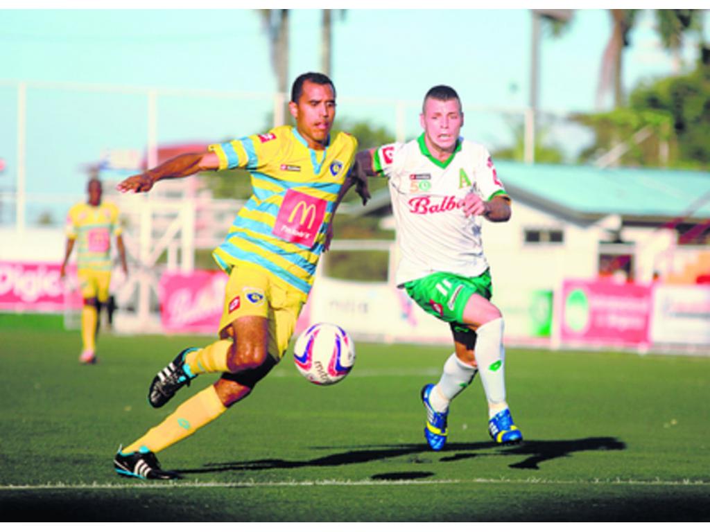 Por sus 100 goles en la LPF, César Bombo Medina fue homenajeado ayer por directivos de su club, Alianza FC, previo al duelo ante Chorrillo.(Cortesía)
