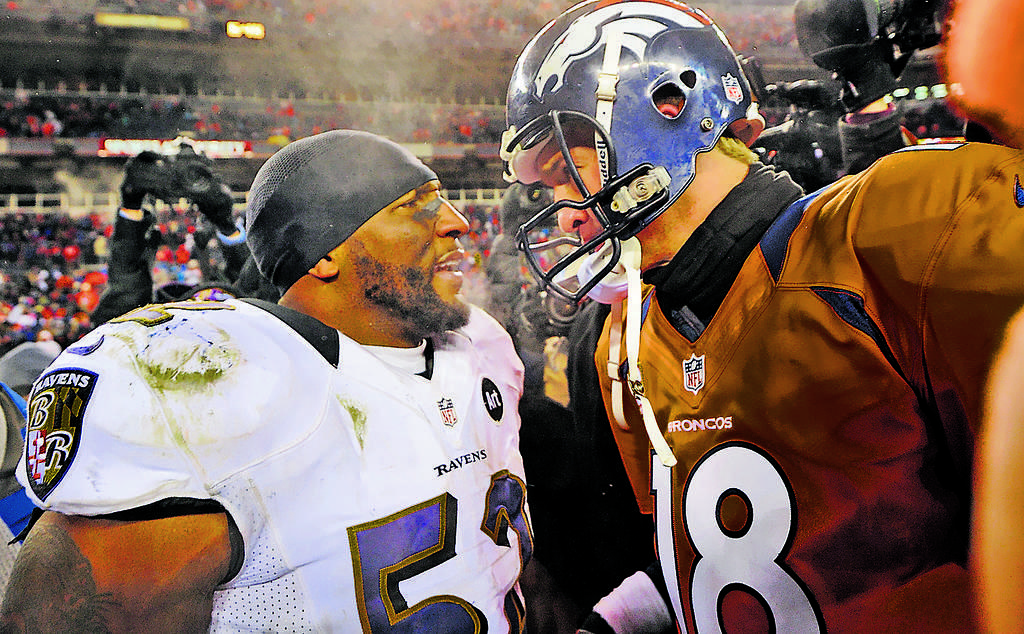 Instante. Peyton Manning (18) y linebacker Ray Lewis.(ap)