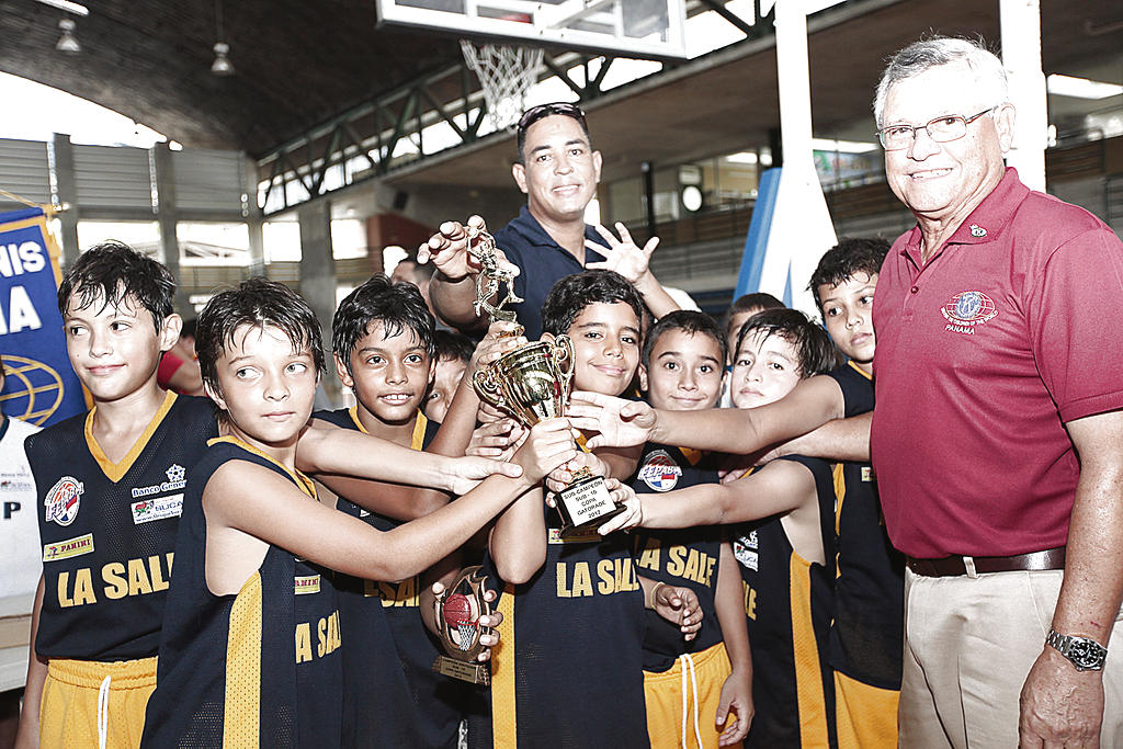 Los jugadores del Colegio La Salle reciben su trofeo de segundo lugar del campeonato.()