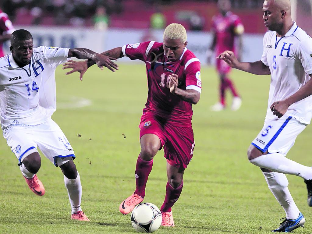Jugada. Barahona, de Panamá (10), conduce el balón ante la marca de los catrachos Oscar García (14) y Víctor Bernárdez (5), durante el juego en San Pedro Sula.()
