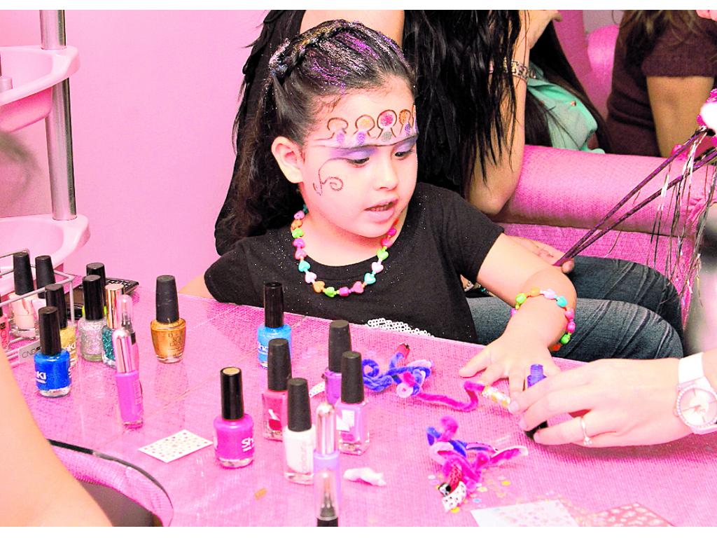Manicura y pintacaritas fueron los servicios más solicitados por las niñas. ()
