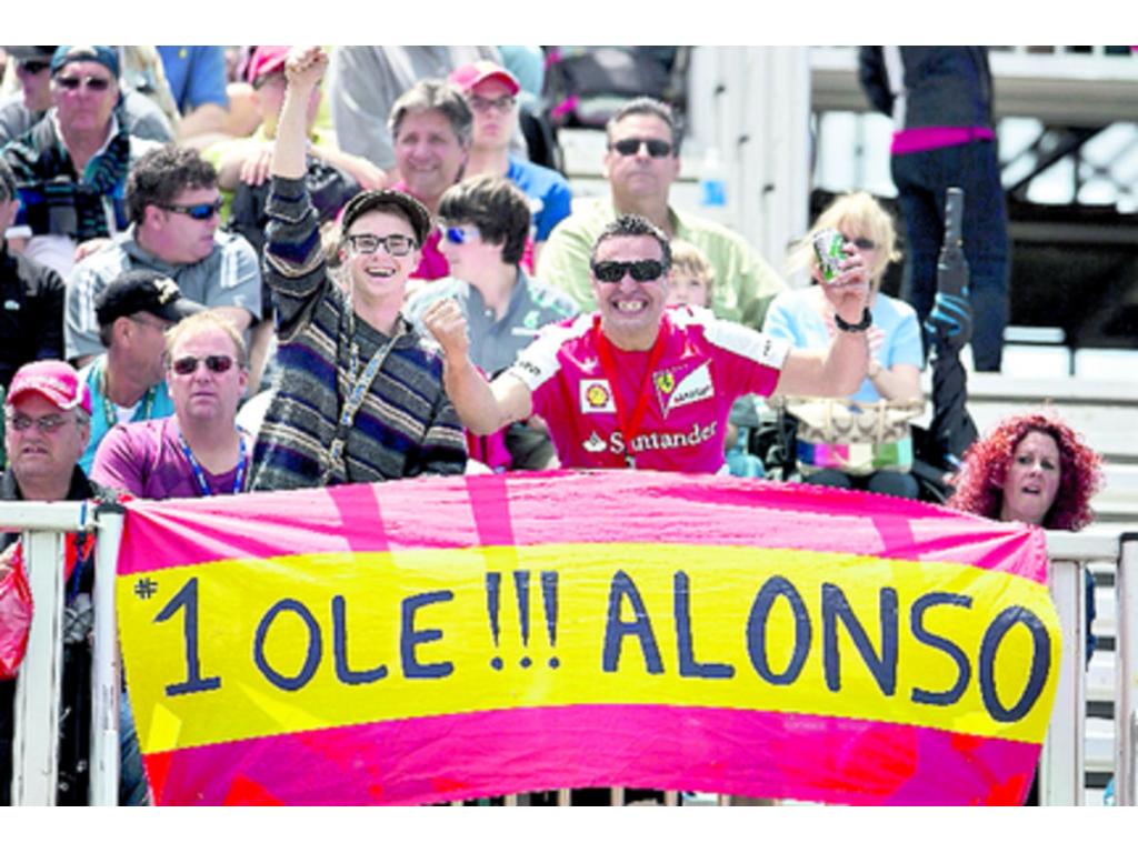 Los trabajadores en los pits volvieron a ser clave en cada una de las paradas que tomaron los pilotos, para hacer cambios en los bólidos. El equipo de Fernando Alonso funcionó a las mil maravillas. (AP)