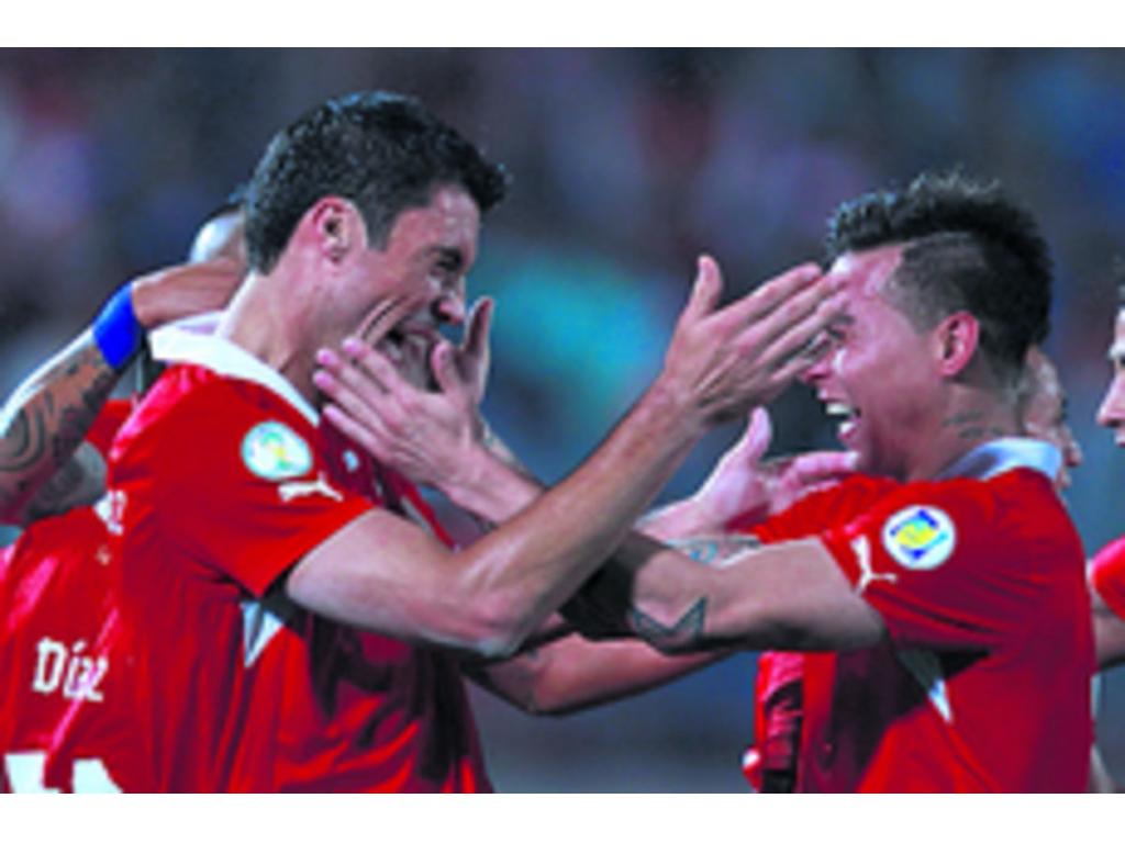 Eduardo Vargas anotó su cuarto gol consecutivo en eliminatorias, Jorge Valdivia fue figura en su reencuentro con la selección, y Chile aplastó ayer 3-0 a Venezuela y puso un pie en el Mundial de Brasil 2014.