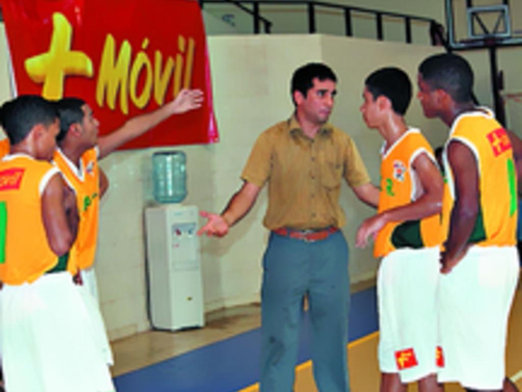 El entrenador da algunas instrucciones. (Anayansi Gamez)