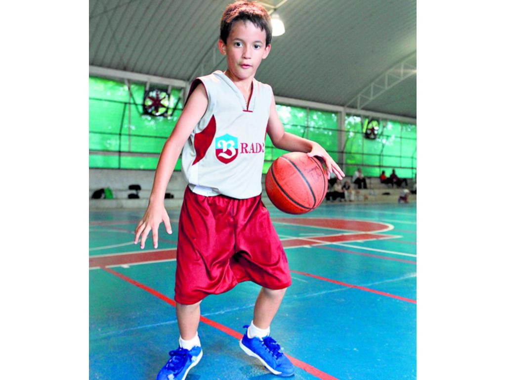 Esta es una cualidad que muy pocos jugadores poseen, pero a pesar de su pequeña estatura, este niño hace vibrar el balón cada vez que lo toca, logrando encestar.