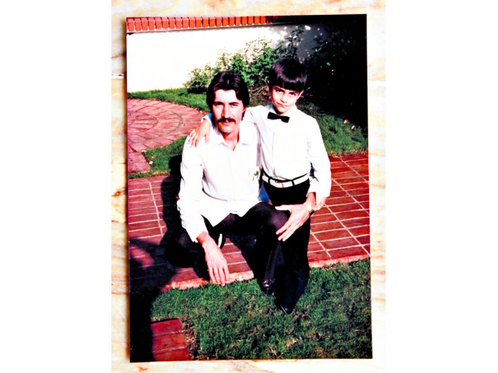 Manolo junto a Jaime, cuando este apenas era un niño.(Anayansi Gamez)