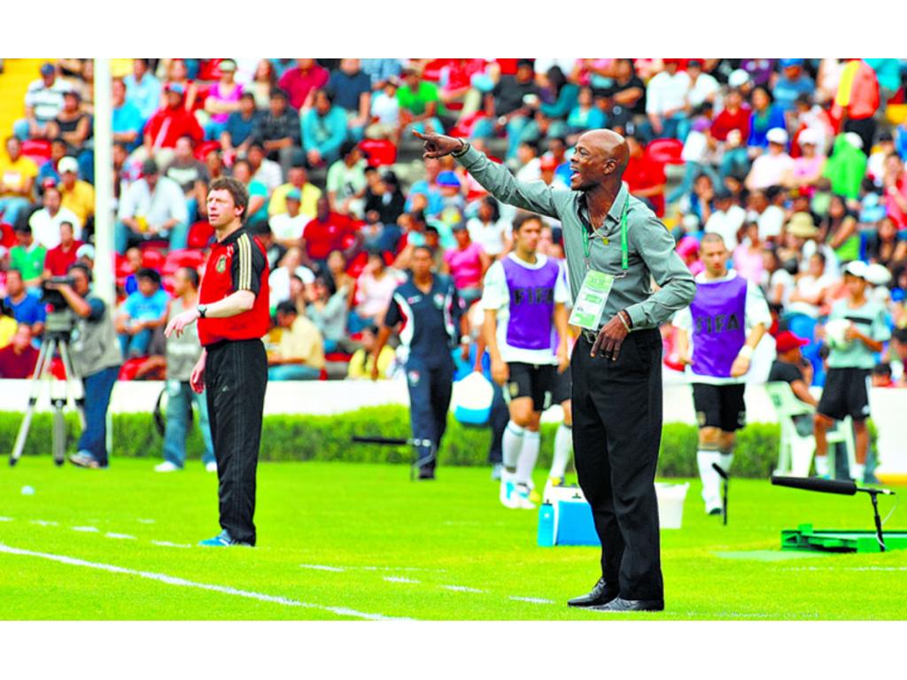 Interinato. El hermano y asistente de Julio Dely, en el último proceso mundialista, ha salido a la palestra por parte de un dirigente para hacerse cargo de la selección panameña como entrenador interino. La opción de mantener a un técnico interino hasta q
